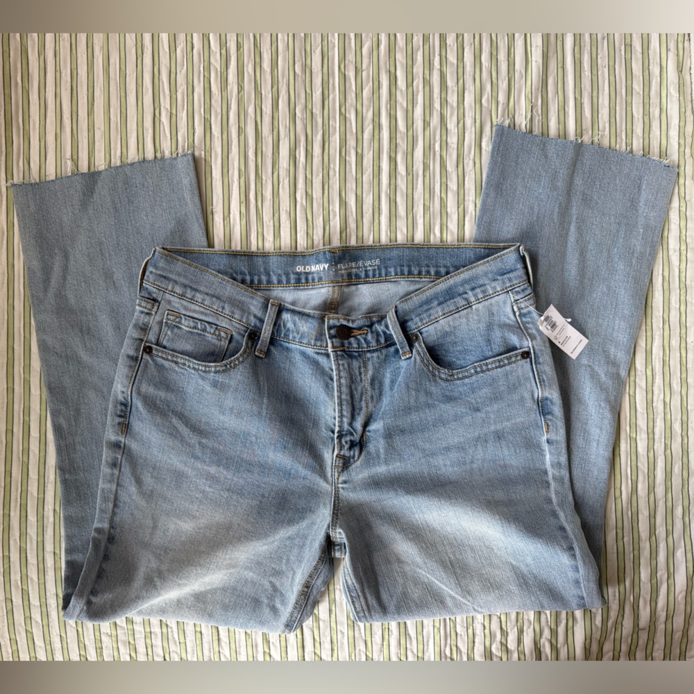 NWT Old Navy Mid-rise cropped flare jeans, size 8, light wash
